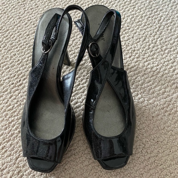 FIONI Heels - Picture 1 of 2